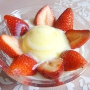 簡単デザート♪苺ヨーグルトアイスのパフェ